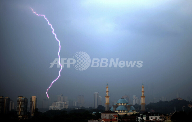 雨期に入ったマレーシア 空に走る稲光 写真1枚 国際ニュース Afpbb News