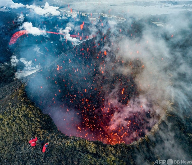 国際ニュース：AFPBB Newsカムチャツカの火山噴火に「命知らず」な見物客 ロシア極東