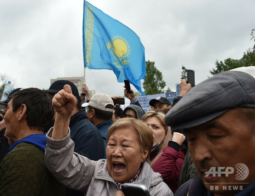 カザフ大統領選 現職トカエフ氏の圧勝確実 野党デモで約500人拘束