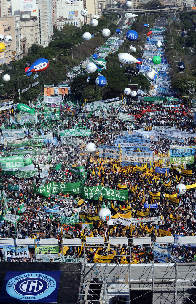 経済危機の世界各地でメーデー、ドイツとトルコでは機動隊と衝突