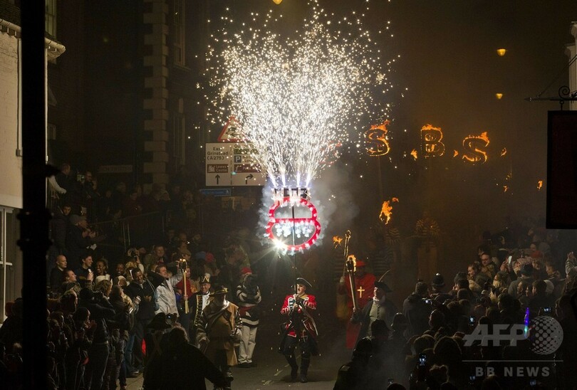 英「ボンファイア・ナイト」、プーチン露大統領の人形燃やす