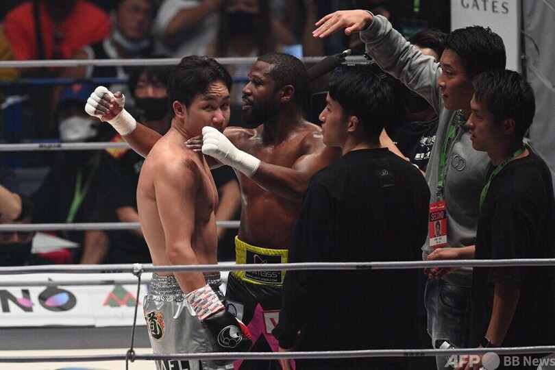 メイウェザー氏、2回TKOで朝倉未来とのエキシビに勝利