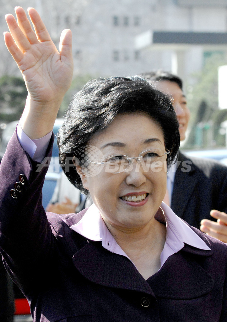 韓国初の女性首相、10か月で離任 - 韓国