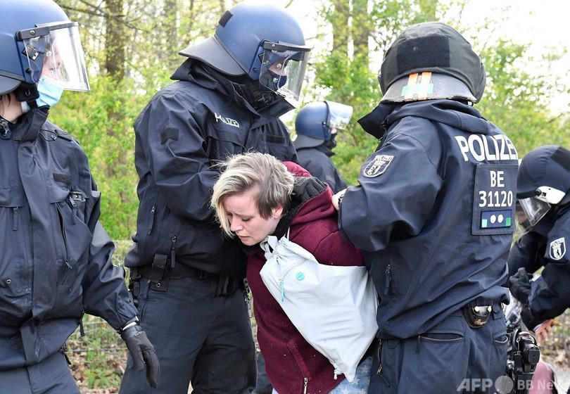 ドイツで警察とデモ隊衝突 コロナ対策法改正に抗議 写真17枚 国際ニュース Afpbb News