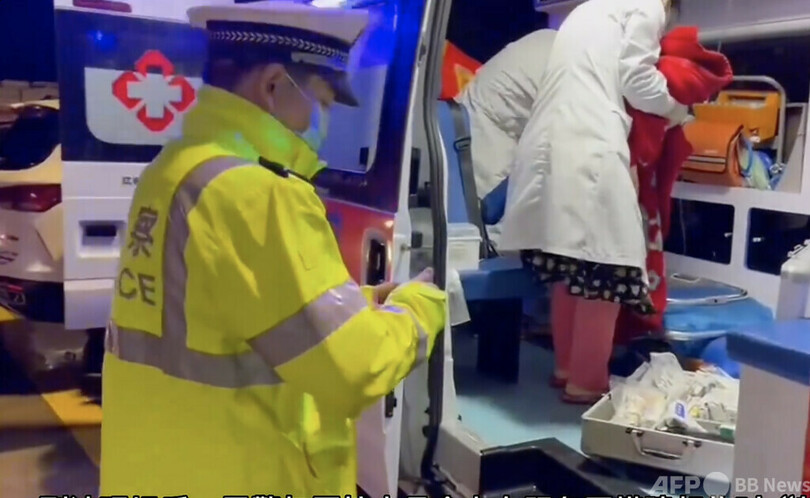 妊婦が高速道路で出産 警察官が臨時分娩室を作る