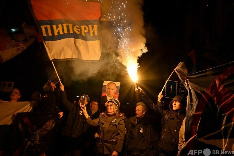 セルビアでウクライナ侵攻支持集会 「ロシア人は永遠の同志」
