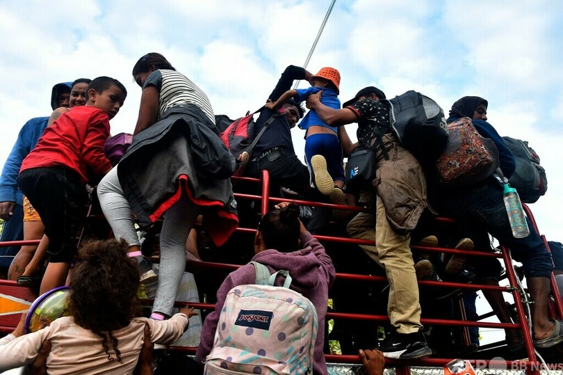 メキシコ、不法移民600人保護 トレーラー2台で移動
