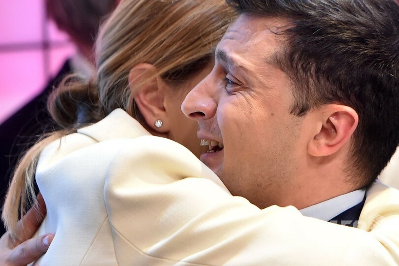 ウクライナ大統領選 コメディアン候補が当選確実 