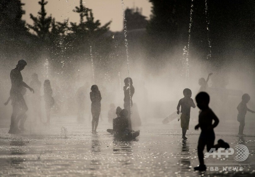 欧州で続く猛暑、溶けるアスファルト 仏では原子炉停止
