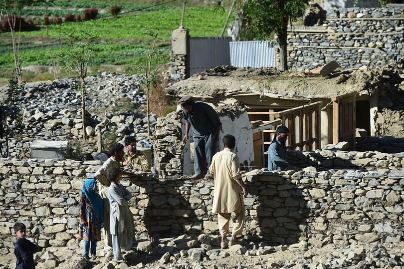 迫る冬の到来、助け合う被災者たち アフガン・パキスタン地震