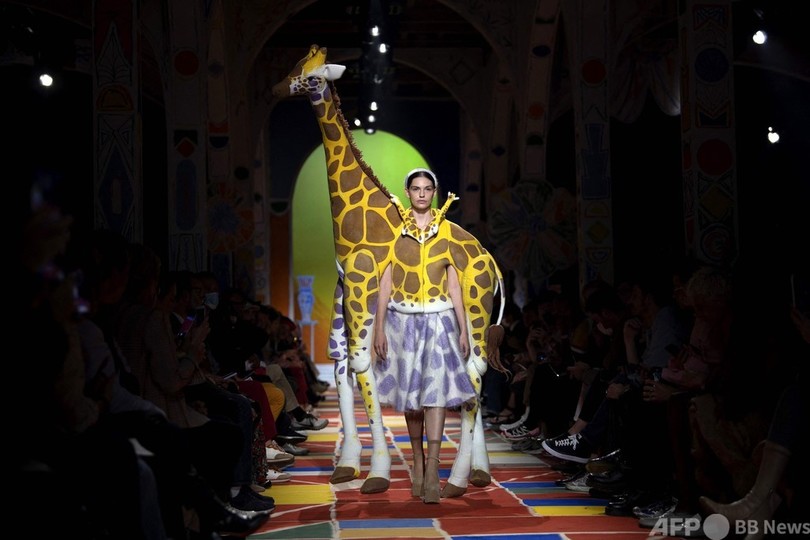 【今日の1枚】着ぐるみとは違う「着るぬいぐるみ」 仏でファッションイベント