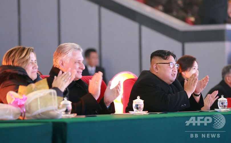 金正恩氏の肖像画、初めて公の場に 個人崇拝の始まりか