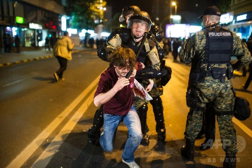 デモ隊が大統領府に放火 マケドニア、盗聴疑惑で抗議激化