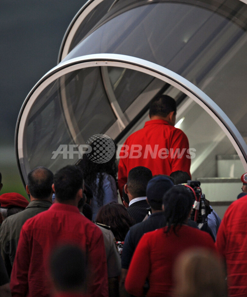 チャベス大統領、がん治療でキューバ再訪