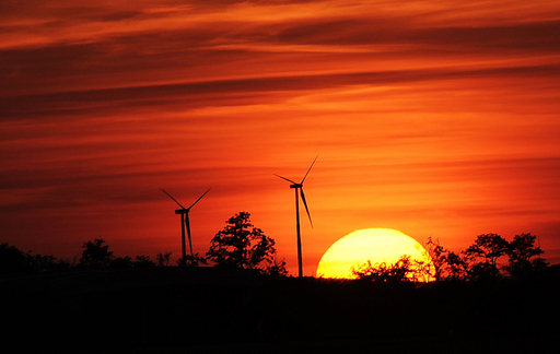 風力タービンと沈む夕日、オーストリア 写真5枚 国際ニュース：AFPBB News