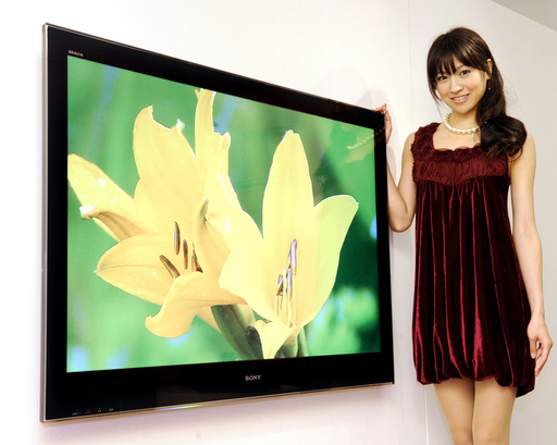 ソニー、超薄型の液晶テレビ「ブラビアZX5」シリーズを発表 写真3枚