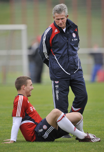 【人気襟付き】ユルゲン・クリンスマン ＃１８ バイエルン・ミュンヘン（H） バイエルン ハインケス氏の下で初練習を行う 写真5枚 国際ニュース