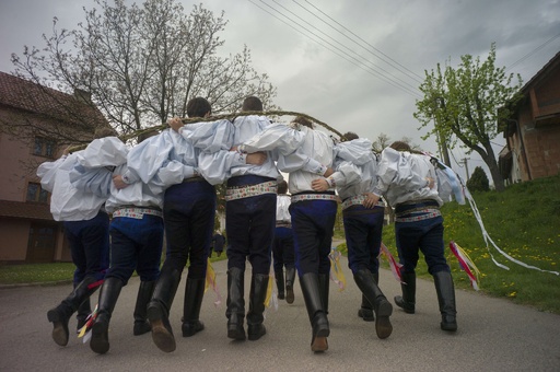 イースターの伝統行事で少女に「むち打ち」、チェコ 写真11枚