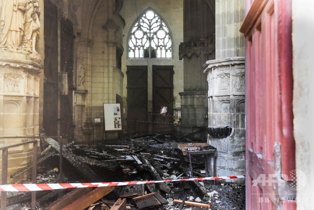 仏ナントの大聖堂で火災、放火の疑いで捜査開始