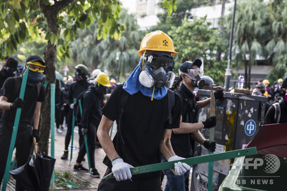 香港で警察が実弾発砲、抗議デモ参加者の胸部に当たる 写真11 ...