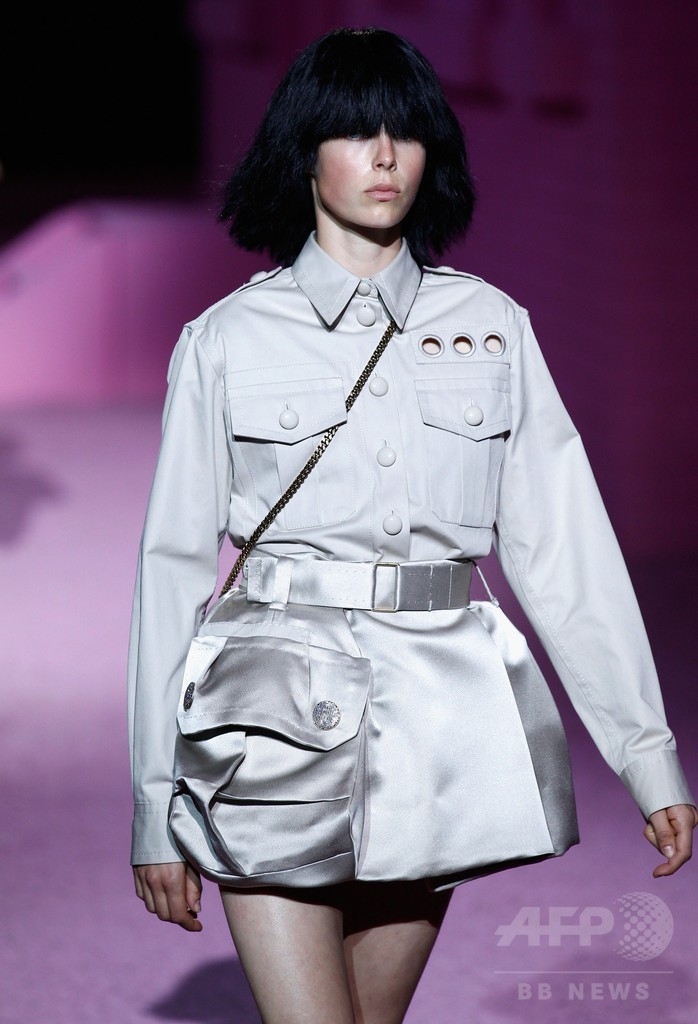 制服がコンセプト、「マーク ジェイコブス」15年春夏