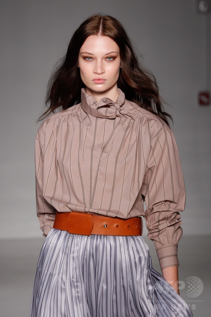 膝下丈のスカートでエレガントに、「ジル・スチュアート」15年春夏