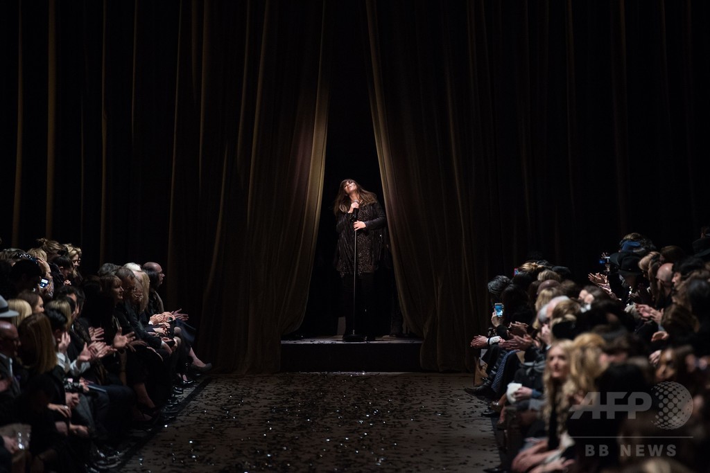 ペイズリーやフラワーモチーフ、カモフラージュをミックス、「バーバリー プローサム」15/16年秋冬