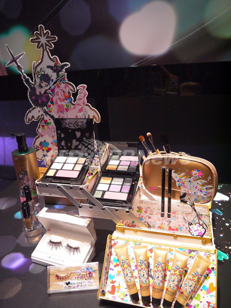 「シュウ ウエムラ」×村上隆、クリスマスコレクション発表イベント開催