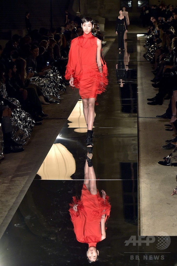 「ジバンシィ」17年春夏