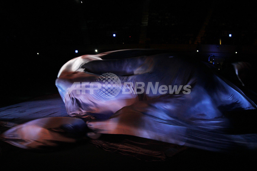 三宅一生×青森大学男子新体操部による特別公演開催