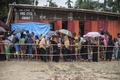 バングラデシュ・クトゥパロンの難民キャンプで食事を受け取るため列をつくるロヒンギャ難民たち（2017年9月28日撮影）。(c)AFP/FRED DUFOUR