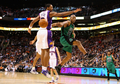09-10NBA、フェニックス・サンズ（%%Phoenix Suns%%）対ボストン・セルティックス（%%Boston Celtics%%）。試合はサンズが116-98で勝利した、敗れたセルティックスは3連敗。写真はサンズのチャニング・フライ（%%Channing Frye%%）をかわしてパスを出すセルティックスのレイ・アレン（%%Ray Allen%%、右）。（2009年12月30日撮影）(c)AFP/Getty Images/Christian Petersen