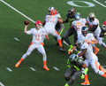 NFLプロボウル2014（NFL Pro Bowl 2014）。パスを出すチーム・ライスのアレックス・スミス（Alex Smith、左、2014年1月26日撮影）。(c)AFP/Getty Images/Scott Cunningham