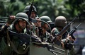 フィリピン南部マラウィ市街地を車両で移動する兵士ら（2017年6月10日撮影）。(c)AFP/NOEL CELIS