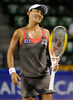 女子テニス、東レ・パンパシフィック・オープン（%%Toray Pan Pacific Open 2009%%）シングルス1回戦。クルム伊達公子（%%Kimiko Date Krumm%%、日本）は、アレクサンドラ・ウズニアッキ（%%Aleksandra Wozniak%%、カナダ）と対戦。クルム伊達は7-5、6-7、4-6で敗れ、初戦敗退となった。

　27日の韓国オープン（%%Hansol Korea Open 2009%%）シングルス決勝でアナベル・メディナ・ガリゲス（%%Anabel Medina Garrigues%%、スペイン）を下し、13年ぶりにツアー優勝を果たしたクルム伊達は、ウズニアッキに敗れ、39歳の誕生日を白星で飾ることができなかった。写真はポイントを奪われて落胆するクルム伊達公子。（2009年9月28日撮影）(c)AFP/Toru YAMANAKA
