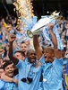13-14イングランド・プレミアリーグ最終第38節、マンチェスター・シティ（Manchester City）対ウェストハム（West Ham）。トロフィーを掲げ、チームメートと優勝を喜ぶマンチェスター・シティのヴィンセント・コンパニー（Vincent Kompany、右、2014年5月11日撮影）。(c)AFP/ANDREW YATES