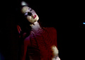 米・カリフォルニア（California）州のハリウッド・フォーエバー墓地（Hollywood Forever Cemetery）で歌手クリスタ・ベル（Chrysta Bell）がパフォーマンスを披露した（2013年5月12日撮影）。(c)AFP/Getty Images/Kevin Winter