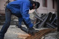 ウクライナ西部リビウで対戦車障害物を作る人（2022年3月3日撮影）。(c)FADEL SENNA / AFP