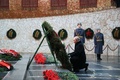 ロシア南部ボルゴグラードで、第2次世界大戦のスターリングラード攻防戦から80年の記念行事に出席し、記念碑に花輪をささげるウラジーミル・プーチン大統領（2023年2月2日撮影）。(c)Dmitry AZAROV / SPUTNIK / AFP