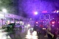 米デラウェア州ウィルミントンで、大統領警護隊の車列に突っ込んだ乗用車に駆け寄る警護隊員ら（2023年12月17日撮影）。(c)ANDREW CABALLERO-REYNOLDS / AFP