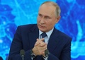 ロシアの首都モスクワ郊外ノボ・オガリョボの公邸でビデオリンクを通じて毎年恒例の記者会見を行うウラジーミル・プーチン大統領（2020年12月17日撮影）。(c)Mikhail Klimentyev / SPUTNIK / AFP
