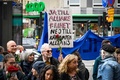 スウェーデンの首都ストックホルムの社会民主労働党の本部前で行われた、北大西洋条約機構（NATO）加盟に反対するデモの参加者（2022年5月14日撮影）。(c)Anders WIKLUND / TT News Agency / AFP