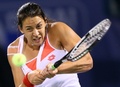 ドバイ・テニス選手権（Dubai Duty Free Tennis Championships 2013）は21日、女子シングルス準々決勝が行われ、フランスのマリオン・バルトリ（Marion Bartoli）は6-4、1-6、4-6で大会第8シードのカロリーネ・ボズニアツキ（Caroline Wozniacki、デンマーク）に敗れた。

リターンを狙うマリオン・バルトリ（2013年2月21日撮影）。(c)AFP/MARWAN NAAMANI