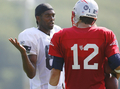 練習中に言葉を交わすQBトム・ブレイディ（%%Tom Brady%%、手前）とWRランディ・モス（%%Randy Moss%%）。(c)AFP/Getty Images Jim Rogash