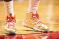 12-13NBAは30日、各地で開幕戦が行われ、ファイナル王者のマイアミ・ヒート（Miami Heat）は120-107でボストン・セルティックス（Boston Celtics）に勝利した。

マイアミ・ヒートのレブロン・ジェームズ（LeBron James）が試合で着用したシューズ（2012年10月30日撮影）。(c)AFP/Getty Images/NBAE/Garrett W. Ellwood