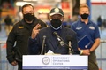 テキサス州ヒューストンで記者会見する同市のシルベスター・ターナー市長（中央、2021年2月17日撮影）。(c)Thomas Shea / AFP