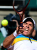 男子テニス、国別対抗戦のデビスカップ（Davis Cup 2013）は5日、ワールドグループ準々決勝が各地で行われアルゼンチンとフランスは1勝1敗で初日を終えた。

アルゼンチンのカルロス・ベルロク（Carlos Berlocq）は6-4、2-6、3-6、7-5、2-6でフランスのジョーウィルフリード・ツォンガ（Jo-Wilfried Tsonga）に敗れた。

リターンを打つカルロス・ベルロク（2013年4月5日撮影）。(c)AFP/DANIEL GARCIA