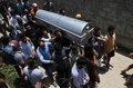 インド北部スリナガルで、カシミール分離独立派と治安部隊の衝突の際に死亡したバシル・アフメド・カーンさんの葬儀でひつぎを運ぶ親族と近隣住民（2020年7月1日撮影）。(c)TAUSEEF MUSTAFA / AFP