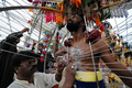 シンガポールで30日、ヒンズー教の大祭タイプーサム（Thaipusam）が行われた。ムルガ（Muruga）神をあがめるこの祭りは、 タミル暦のタイ（Thai）の月の満月の日に行われる。信者らは「カバディ（Kavadi）」と呼ばれる御輿（みこし）を鉄串などで自分の身体に固定して苦行の行進を行う。この祭りはマレーシアでも行われる。

写真は、シンガポールで、鉄串で「カバディ」と呼ばれる御輿（みこし）を体に付けて苦行の行進を行うヒンズー教徒（2010年1月30日撮影）。(c)AFP/ROSLAN RAHMAN