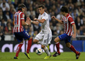 13-14スペイン1部リーグは28日、第7節の試合が行われ、レアル・マドリード（Real Madrid）は0-1でアトレティコ・マドリード（Atletico de Madrid）に敗れた。

アトレティコ・マドリードのフィリペ・ルイス・カスミルスキ（Filipe Luis Kasmirski、左）とボールを競るレアル・マドリードのギャレス・ベイル（Gareth Bale、中央、2013年9月28日撮影）。(c)AFP/DANI POZO
